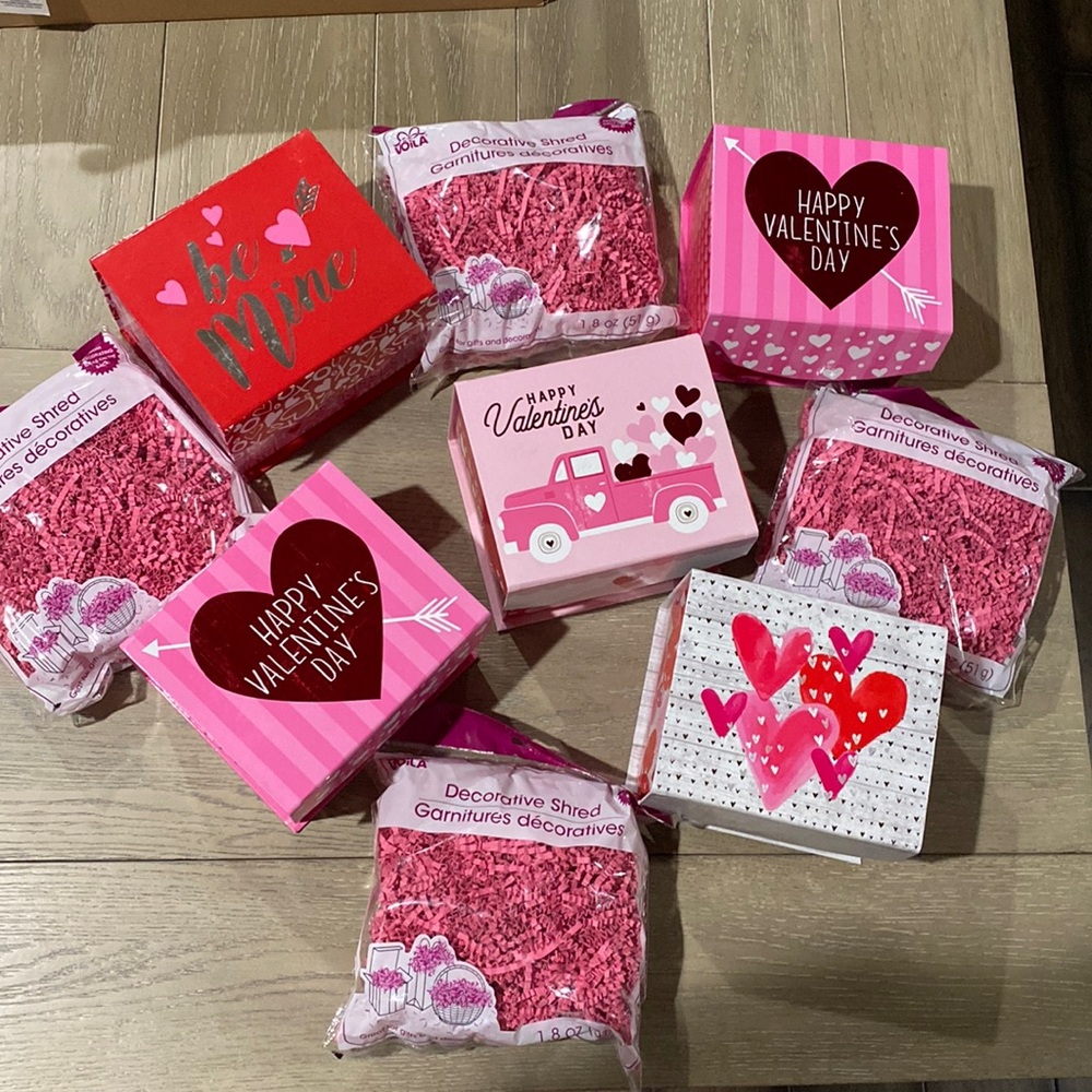 💘 Valentine’s Gift Boxes lot with decorative shred 💘